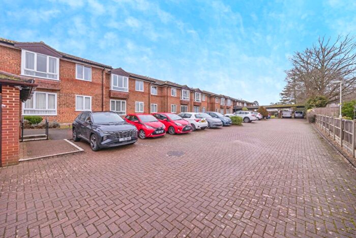 1 Bedroom Flat For Sale In Holman Close, Waterlooville, Hampshire, PO8