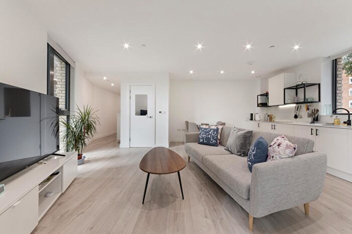 1 Bedroom Flat To Rent In Hartington Court, Woodberry Down, London, N4