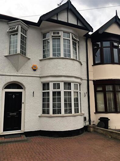 3 Bedroom Property To Rent In Hamilton Avenue, Ilford, IG6