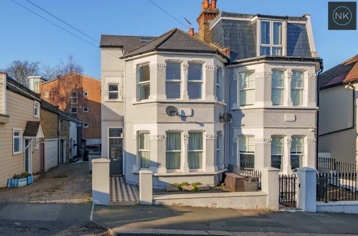 3 Bedroom Apartment To Rent In St Albans Road, Woodford Green, Essex, IG8