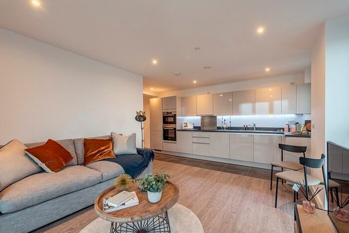 3 Bedroom Flat To Rent In Sutton Court Road, Sutton, SM1