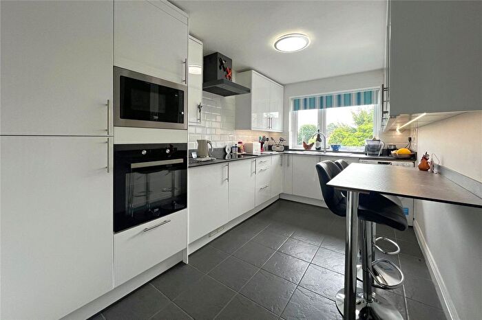 2 Bedroom Flat For Sale In Farnborough Road, Farnham, Surrey, GU9
