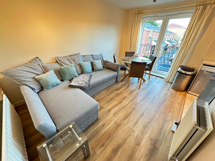 5 Bedroom Town House To Rent In Primrose Close, Luton, Bedfordshire, LU3