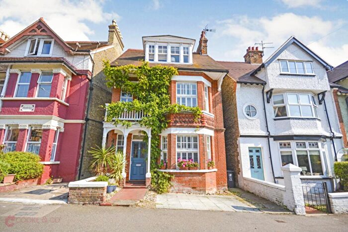 6 Bedroom Detached House For Sale In Queens Road, Broadstairs, CT10
