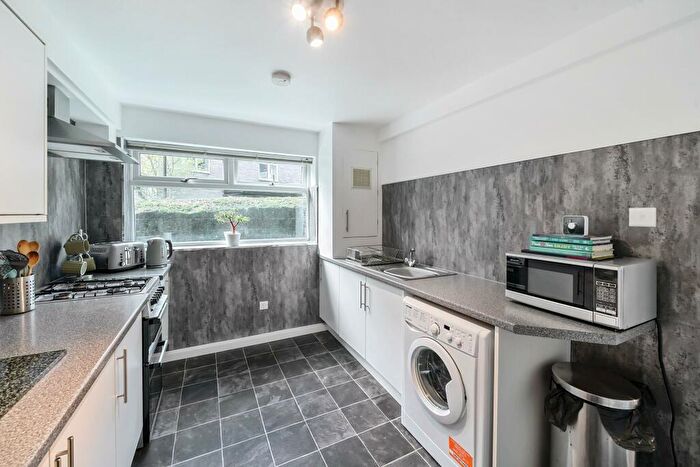 1 Bedroom Flat For Sale In Gledhow Wood Close, Oakwood, Leeds, LS8