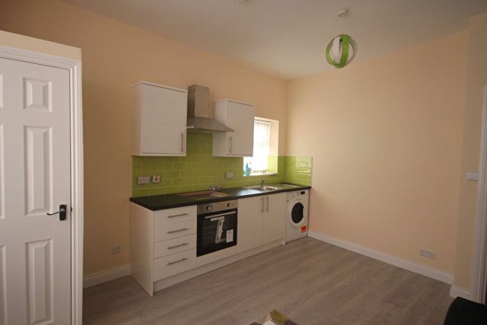 2 Bedroom Flat To Rent In Harehills Lane, Leeds, West Yorkshire, LS8