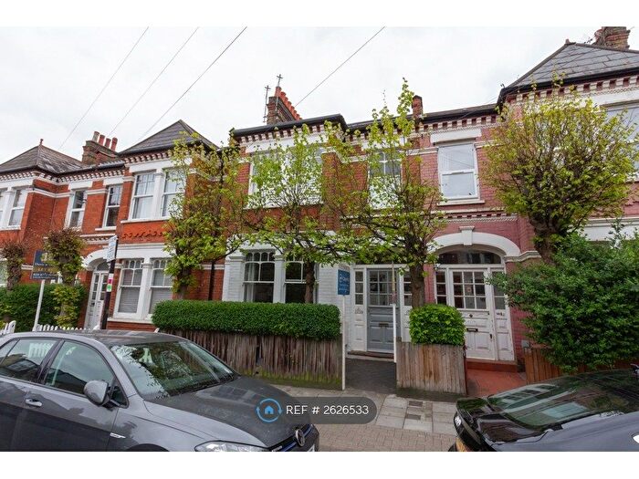 3 Bedroom Flat To Rent In Tooting Bec, London, SW17