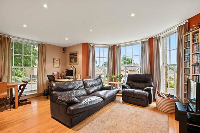 2 Bedroom Flat To Rent In Royal Drive, London, N11