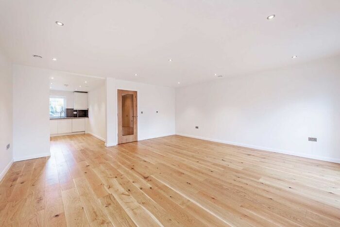 3 Bedroom Flat To Rent In Goldhawk Road, London, W12