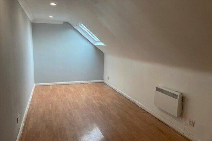 2 Bedroom Flat To Rent In Dunstable Road, Luton, LU4