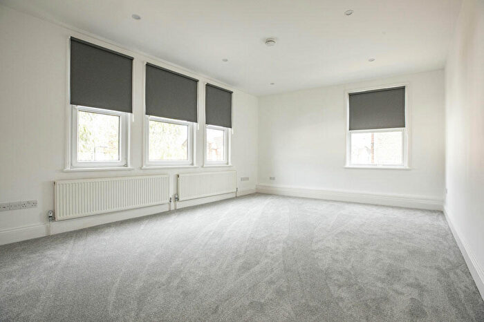 3 Bedroom Flat To Rent In Grove Green Road, Leytonstone, E11