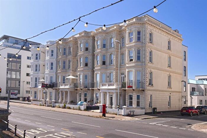 1 Bedroom Flat For Sale In Queens Road, Worthing, BN11