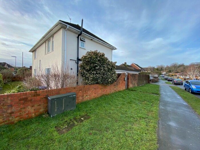 1 Bedroom Flat To Rent In Clarence Street, Egham TW20