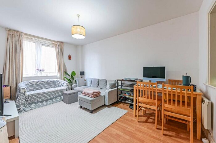 1 Bedroom Flat For Sale In Skyline Plaza Building, Commercial Road, Aldgate, London, E1