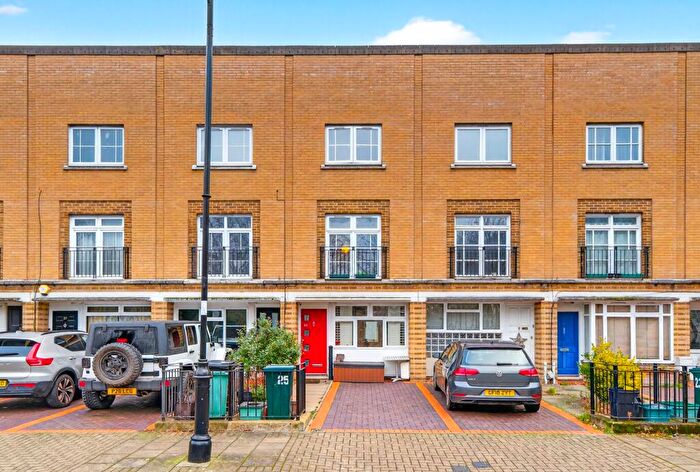 2 Bedroom Town House For Sale In Parkside Crescent, London, N7