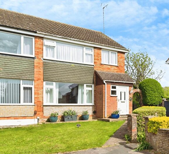 3 Bedroom Semi Detached House For Sale In Milford Avenue, Stony Stratford, Milton Keynes, MK11