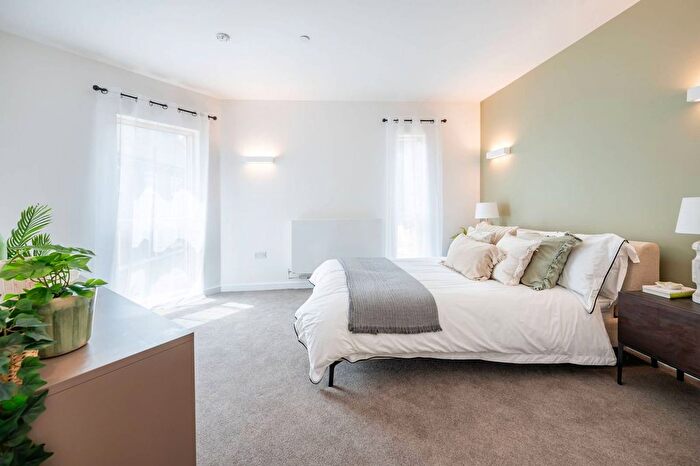 3 Bedroom Flat To Rent In Madeleine Court, North Acton, Acton, W3