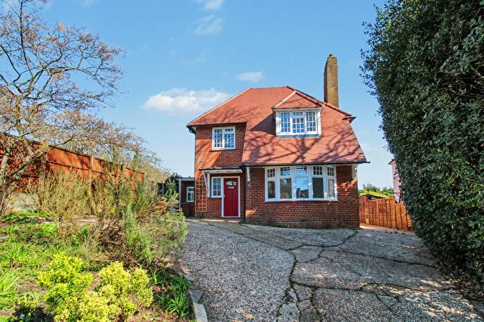 3 Bedroom Detached House For Sale In Ayling Lane, Aldershot, GU11