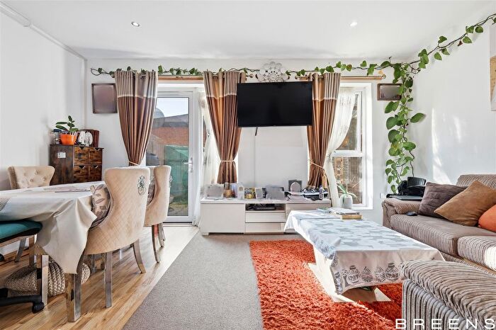 2 Bedroom Flat For Sale In Potash House, Canning Square, Enfield, EN1