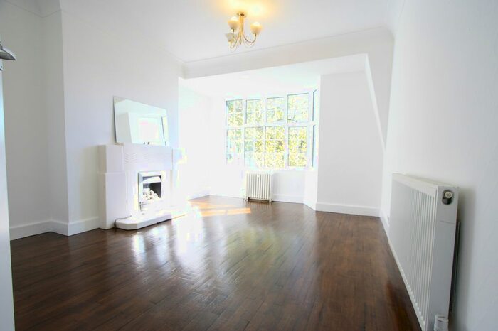 3 Bedroom Flat To Rent In Streatham High Road, London, SW16