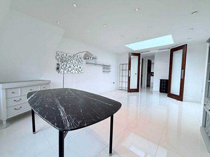 3 Bedroom Flat To Rent In Ashley Lane, London, NW4