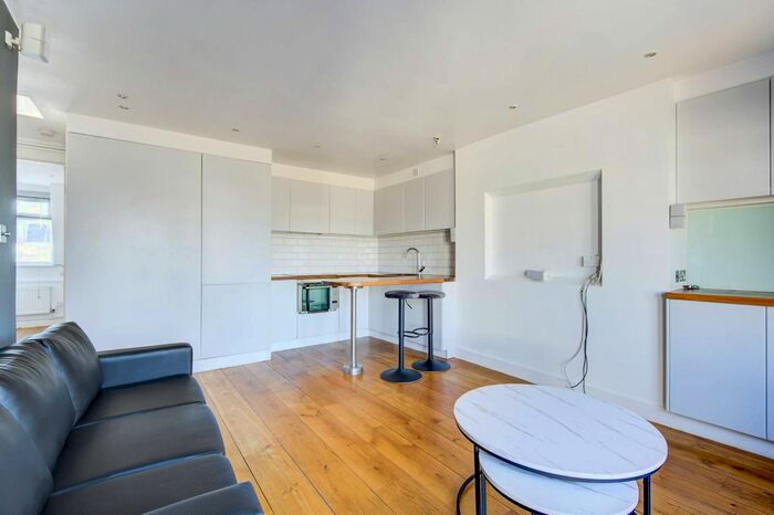 2 Bedroom Flat To Rent In Eardley Crescent, Earls Court, London, SW5