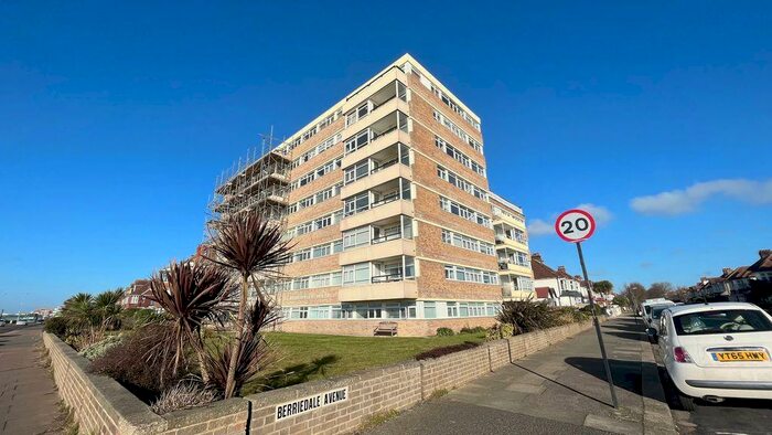 2 Bedroom Flat To Rent In - Kingsway, Hove, East Sussex, BN3