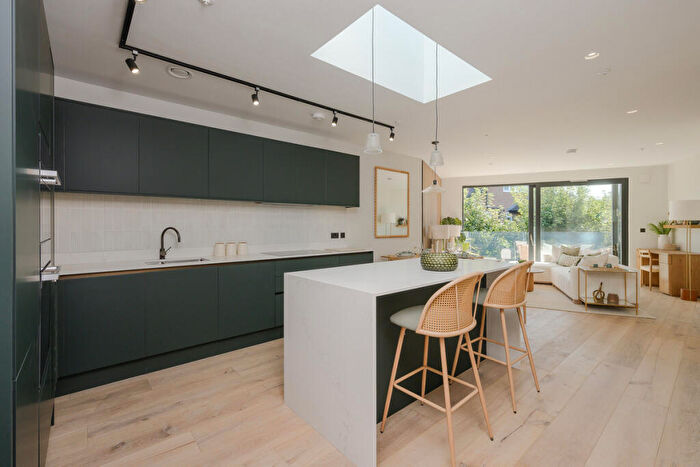 3 Bedroom Apartment For Sale In Priests Bridge, London, SW14