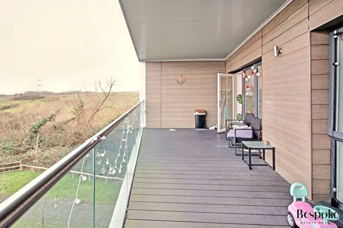 2 Bedroom Flat For Sale In Champlain Street, Reading, RG2