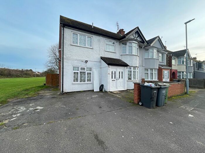 5 Bedroom Semi Detached House To Rent In Runfold Avenue, Luton, LU3
