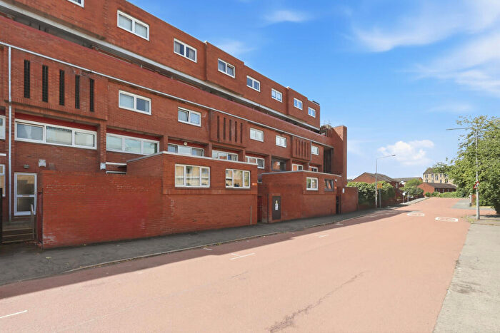 2 Bedroom Flat For Sale In Flat, Braid Square, Woodside, Glasgow, G4