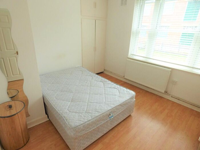 3 Bedroom Flat To Rent In Speakman House, Gibraltar Walk, London, E2