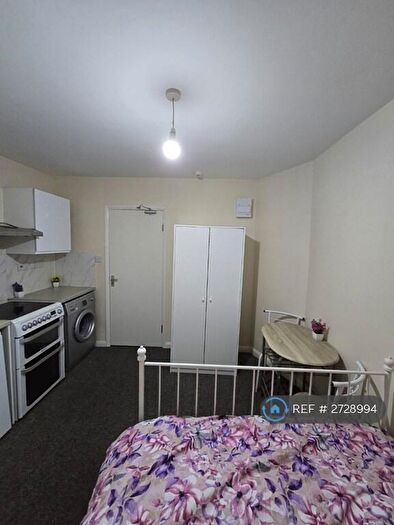 Studio To Rent In Grenoble Gardens, London, N13