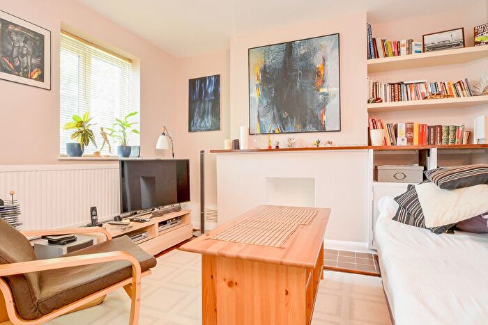 1 Bedroom Flat To Rent In Moreton Close, London, N15