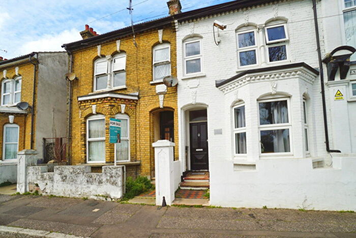 2 Bedroom Flat For Sale In Stanley Road, Southend-on-sea, Essex, SS1