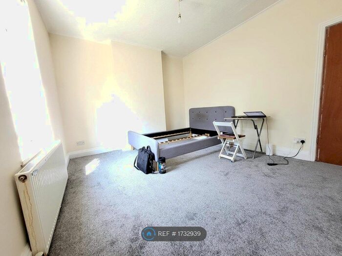 3 Bedroom End Of Terrace House To Rent In Manygates Lane, Wakefield, WF1