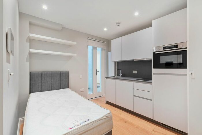 Studio To Rent In Warwick Road, London, SW5