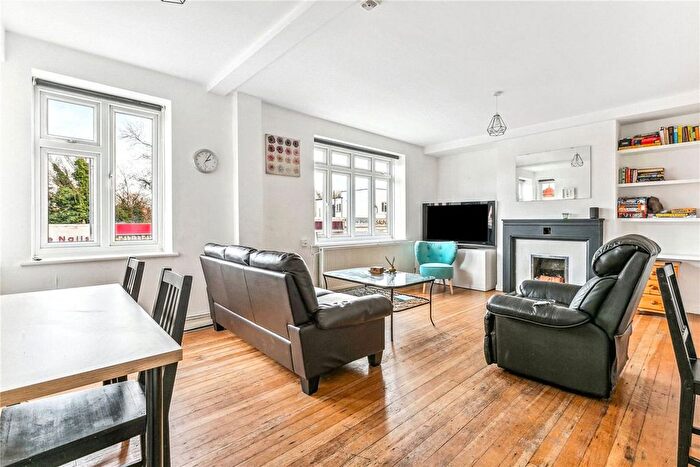 3 Bedroom Flat To Rent In Streatleigh Court, London, SW16