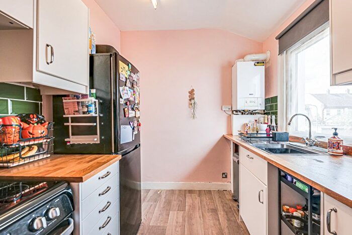 1 Bedroom Flat For Sale In Beach Avenue, Leigh-On-Sea, SS9