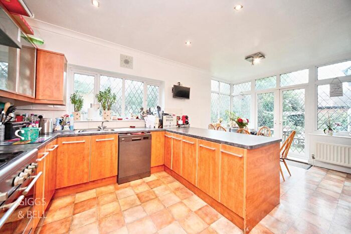 5 Bedroom Detached House For Sale In Ludlow Avenue, Luton, Bedfordshire, LU1