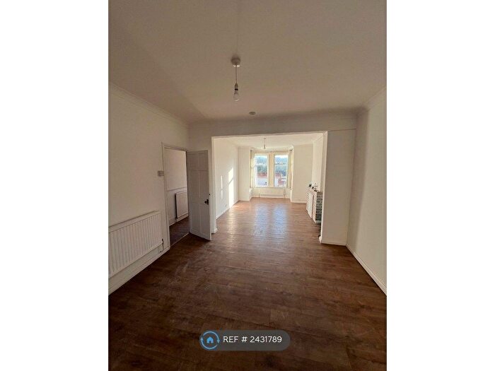 2 Bedroom End Of Terrace House To Rent In Hillside Road, Chatham, ME4