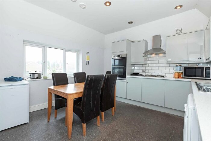 6 Bedroom Property For Sale In West End Way, Lancing, BN15