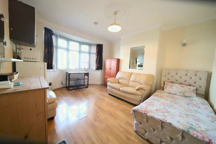 Flat To Rent In Osidge Lane, London, N14