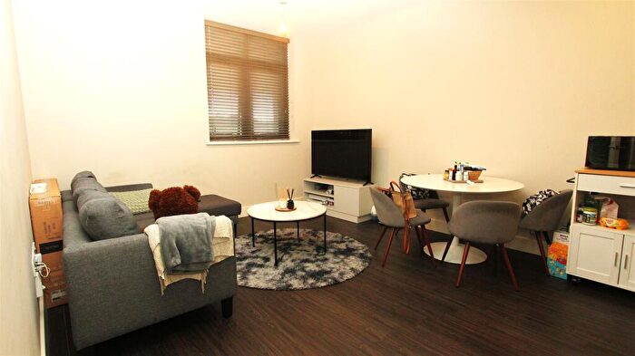 2 Bedroom Flat To Rent In Dawsons Square, Pudsey, LS28