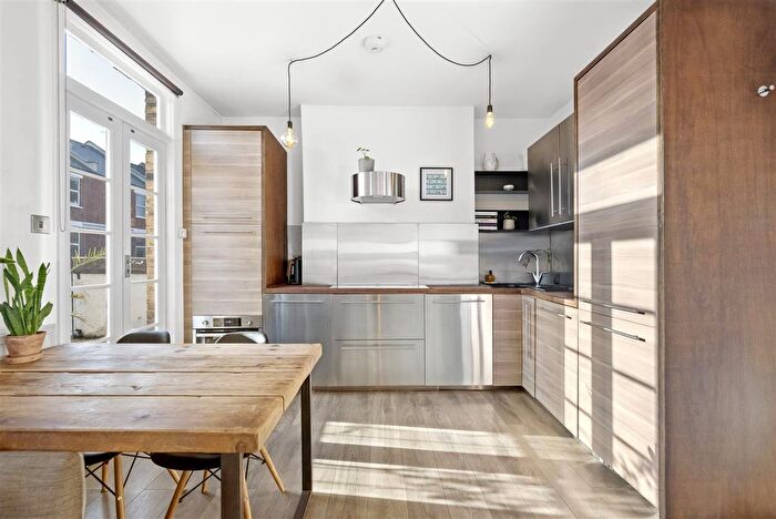 2 Bedroom Flat For Sale In Crouch Hill, Finsbury Park, N4