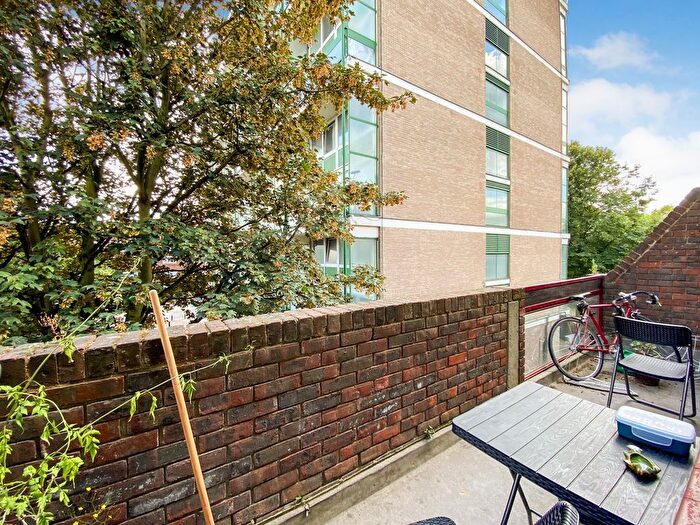4 Bedroom Flat To Rent In Airdrie Close, Islington, N1
