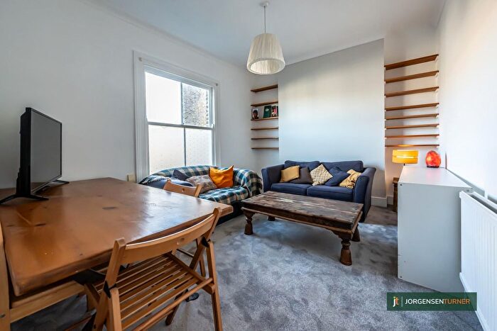 1 Bedroom Flat To Rent In Oaklands Grove, Shepherds Bush, W12