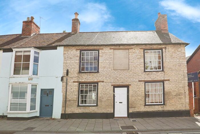 2 Bedroom Town House For Sale In Causeway, Bicester, OX26