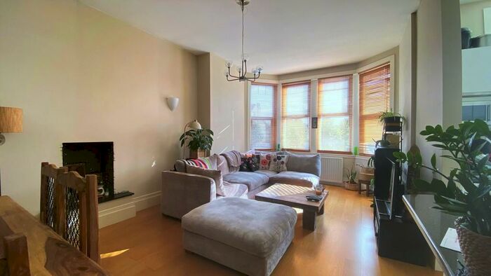 2 Bedroom Apartment To Rent In Woodside Grove, North Finchley, London, N12