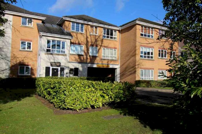 2 Bedroom Flat To Rent In Langley Court, Three Bridges, RH10